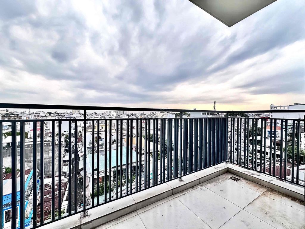 Rent the balcony - large, 35-foot wide skygate right at Quang Trung