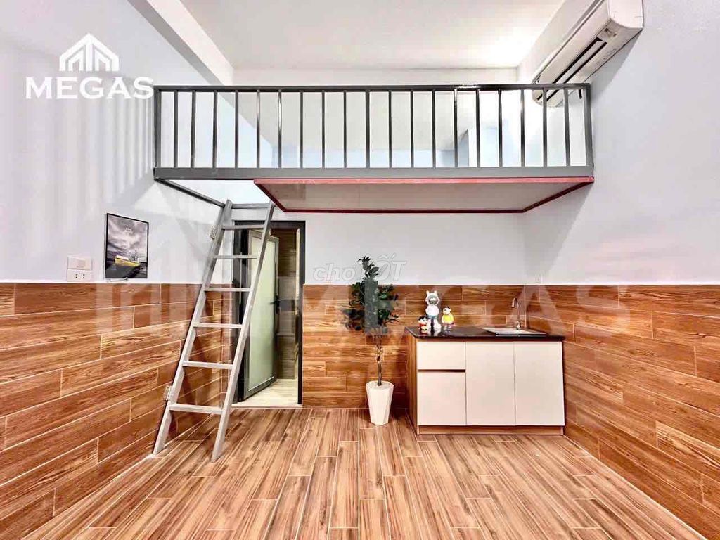 Rent the balcony - large, 35-foot wide skygate right at Quang Trung