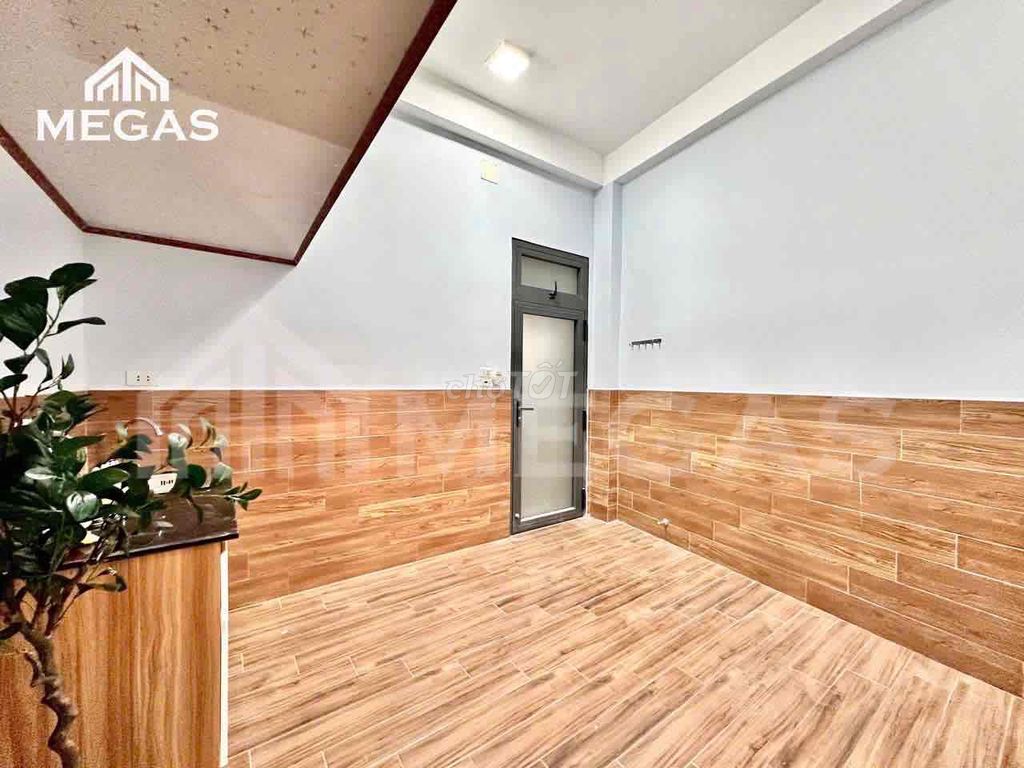 Rent the balcony - large, 35-foot wide skygate right at Quang Trung