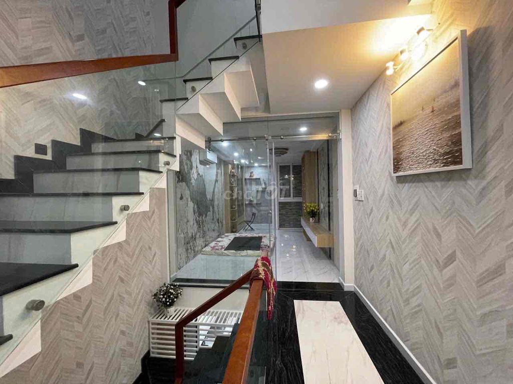 A beautiful new home in front of Qq02012.