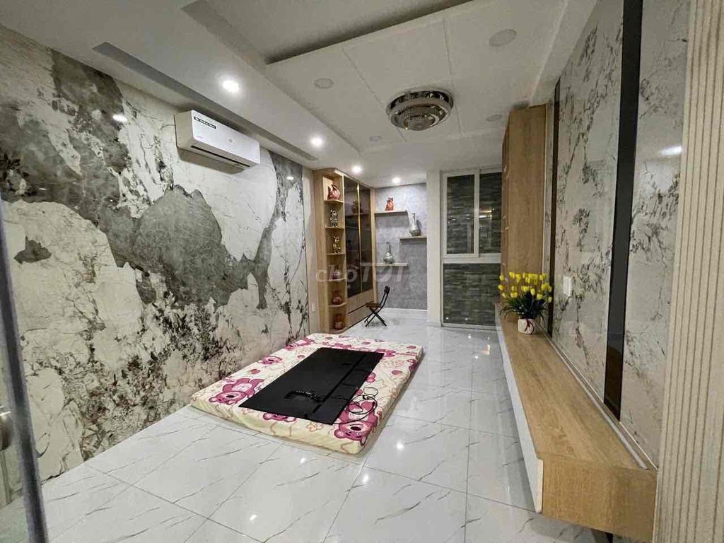 A beautiful new home in front of Qq02012.