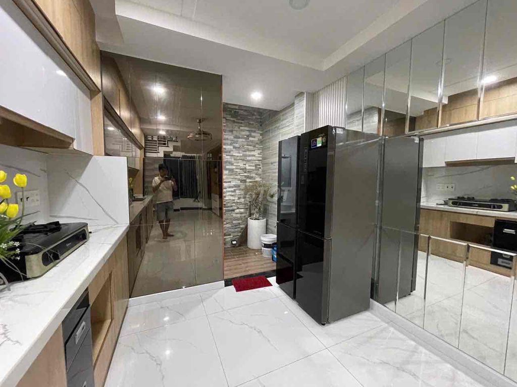 A beautiful new home in front of Qq02012.