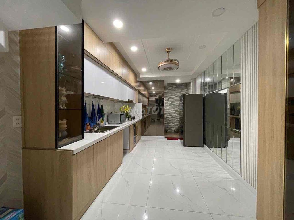 A beautiful new home in front of Qq02012.