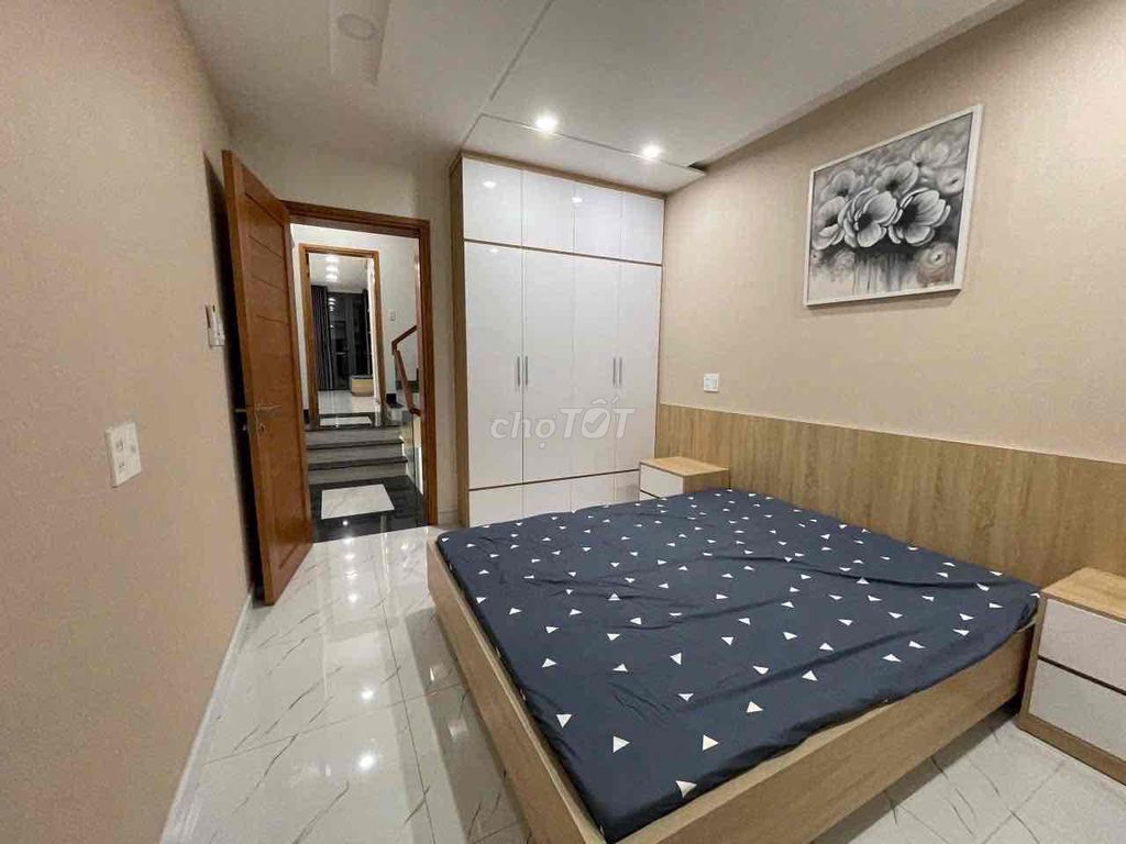 A beautiful new home in front of Qq02012.
