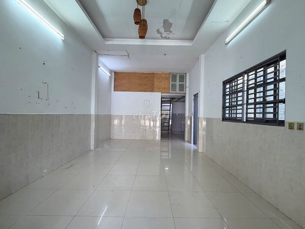 Rent Phan Đăng Lưu, New An, Oil Queen One, 4 million a month.