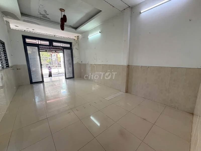 Rent Phan Đăng Lưu, New An, Oil Queen One, 4 million a month.