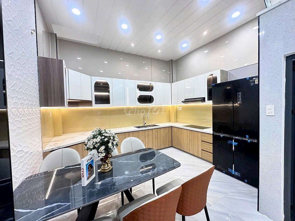 clean new houses full of furniture
