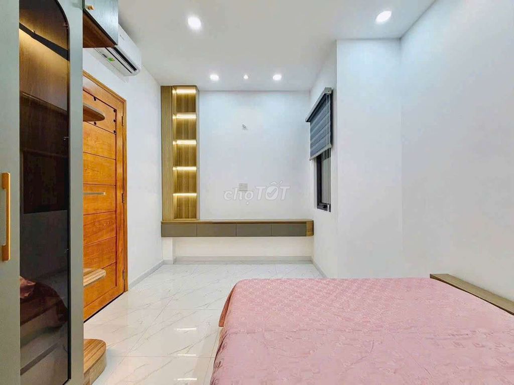 clean new houses full of furniture