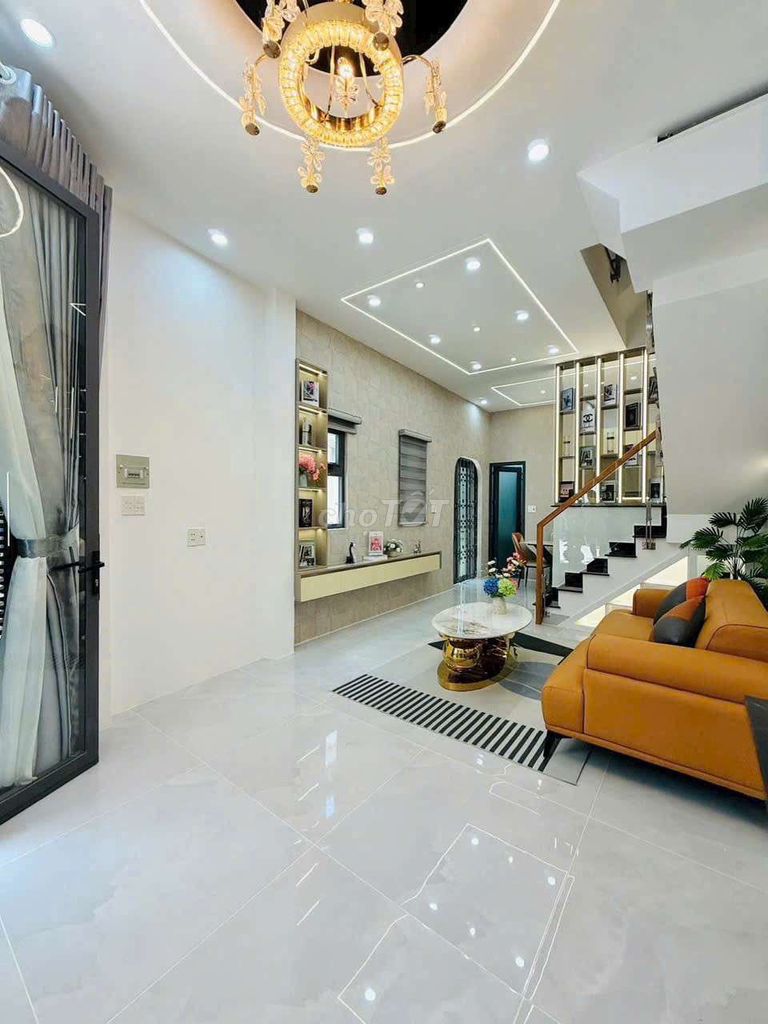 clean new houses full of furniture