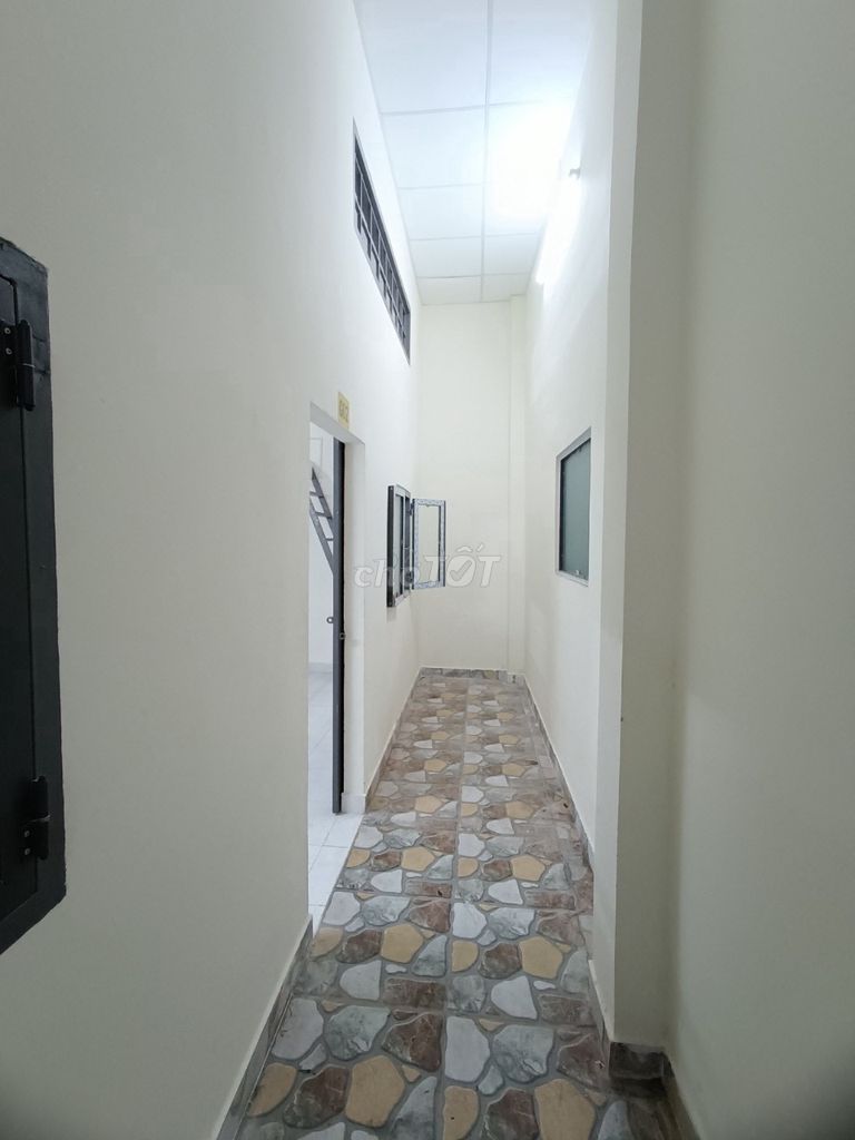 The owner rents enough furniture to the 6-mm Tân Thới Nhất District 12.