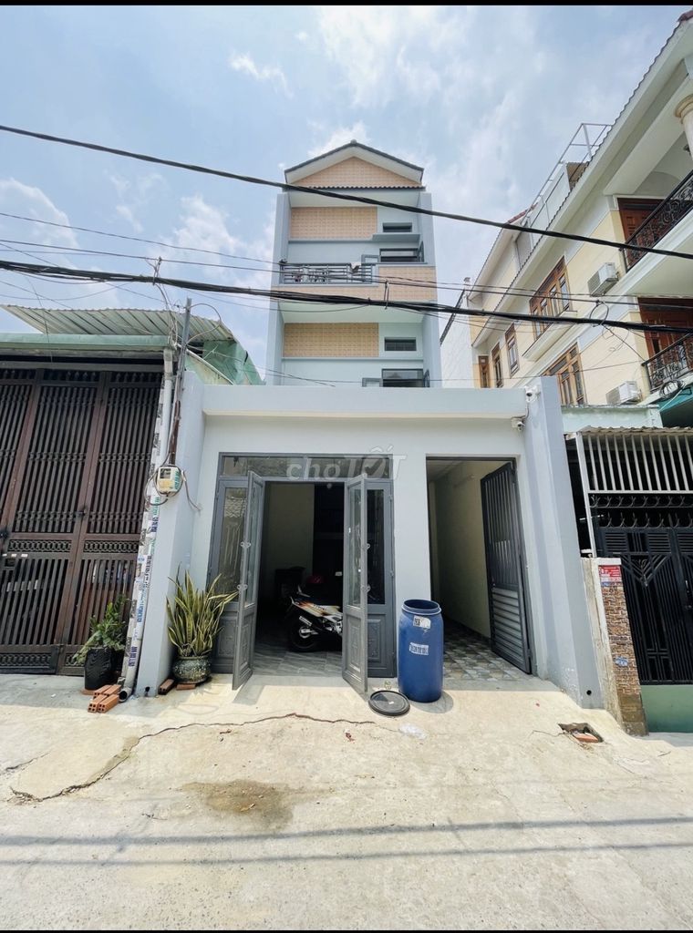 The owner rents enough furniture to the 6-mm Tân Thới Nhất District 12.