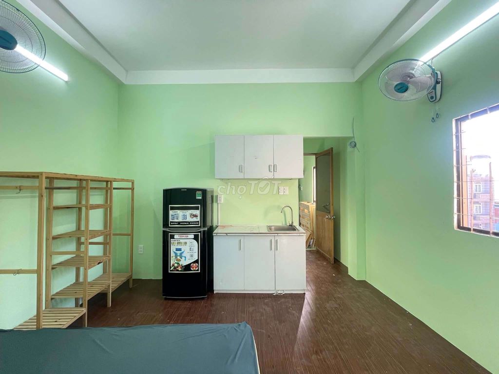 Pass the 5th District Inn on Trần Tuấn Khải.
