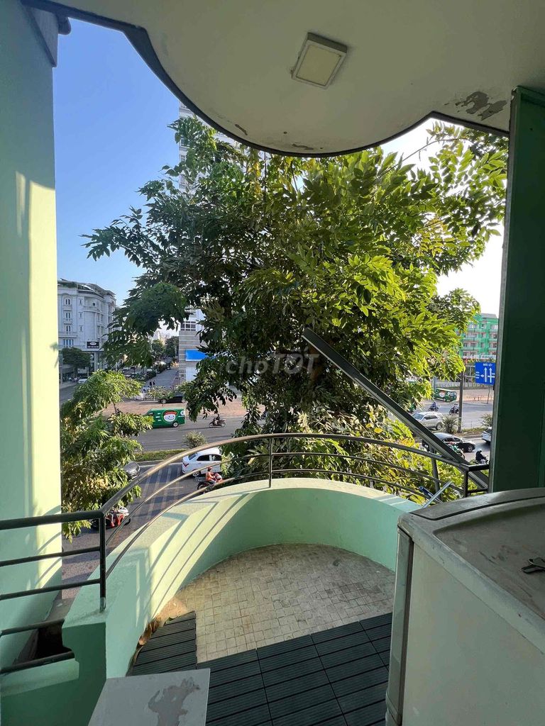 Two bedroom room service full house balcony window - bridge detective