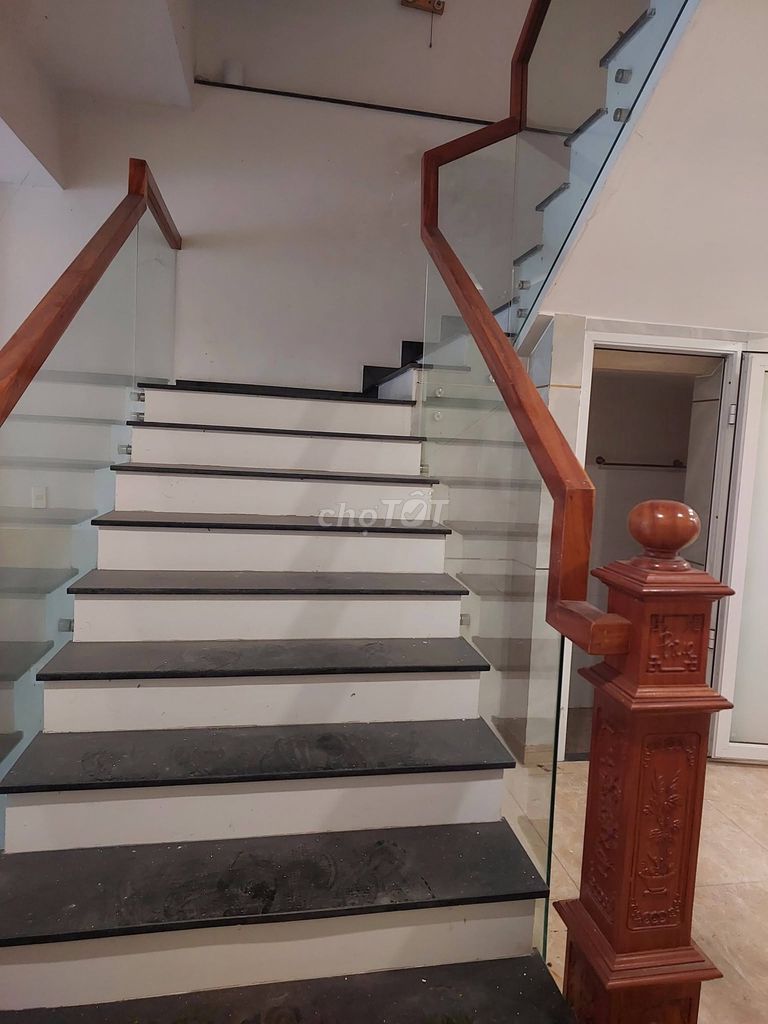Rent the entire apartment. Three-story 3th floor. 550 Thống Nhất.