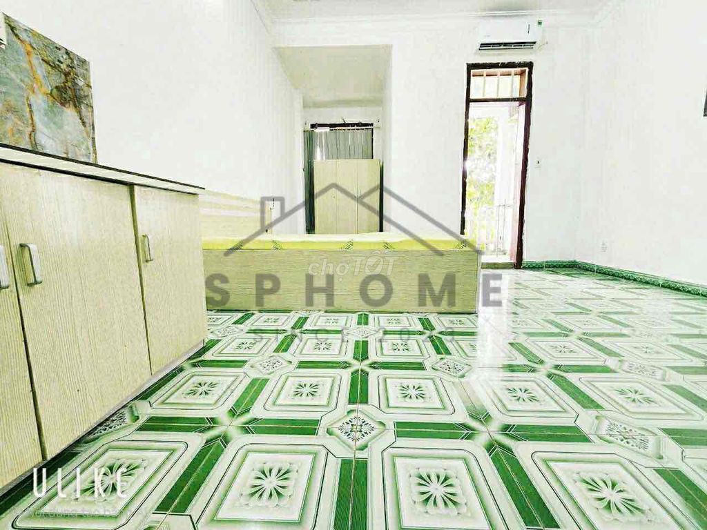 The full interior lodge room • has balconyatum cost hessv • near uth huflit