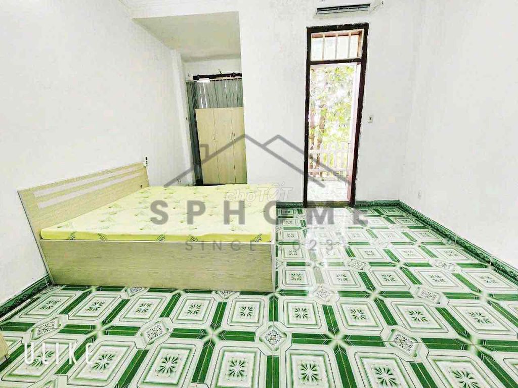 The full interior lodge room • has balconyatum cost hessv • near uth huflit