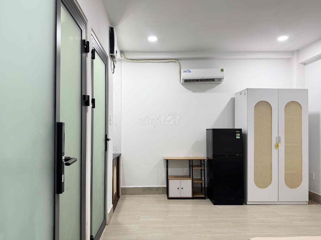 rents studio full of super-wide car vault near lotte mart — 14 N