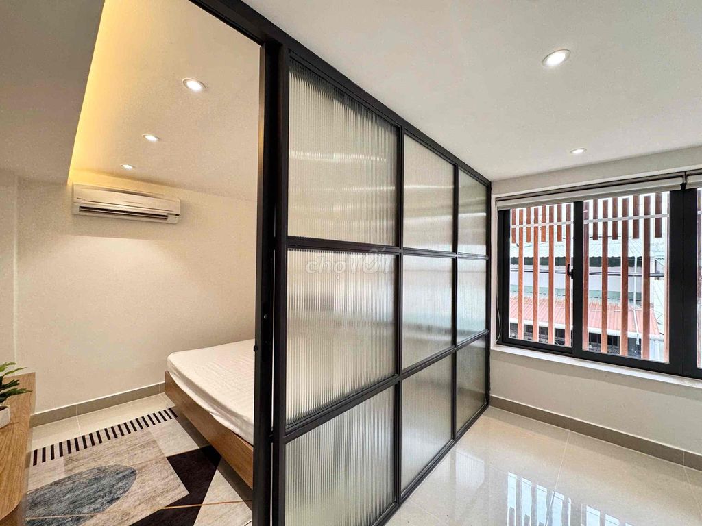 Rent the studio full clean, cool, super-centered interior to the center.