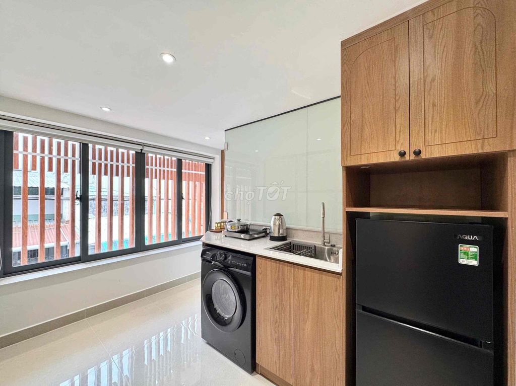 Rent the studio full clean, cool, super-centered interior to the center.