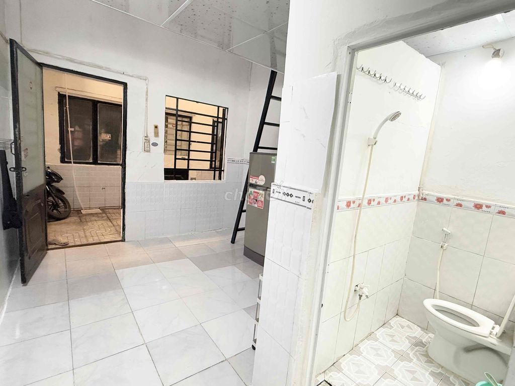 The entire interior, the B village of college is three kilometers from tdt. tnmt 4km