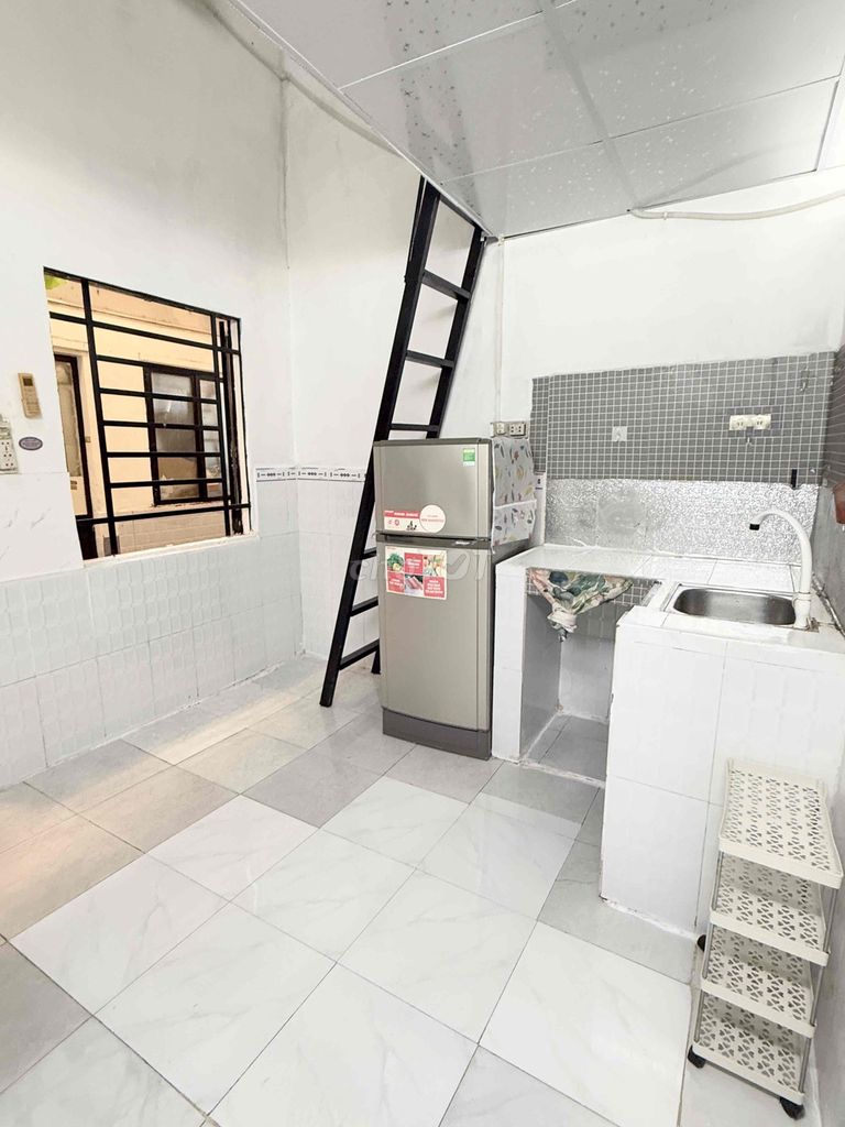 The entire interior, the B village of college is three kilometers from tdt. tnmt 4km