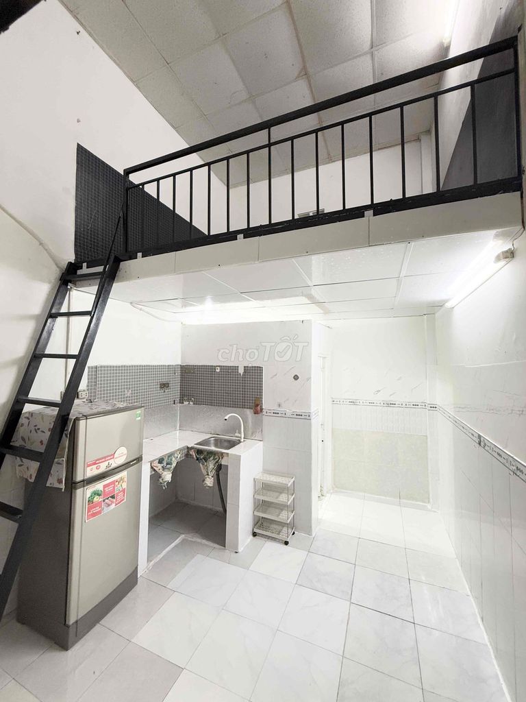 The entire interior, the B village of college is three kilometers from tdt. tnmt 4km
