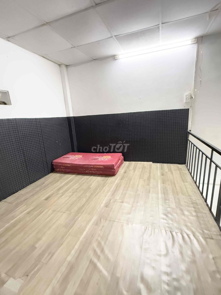 The entire interior, the B village of college is three kilometers from tdt. tnmt 4km