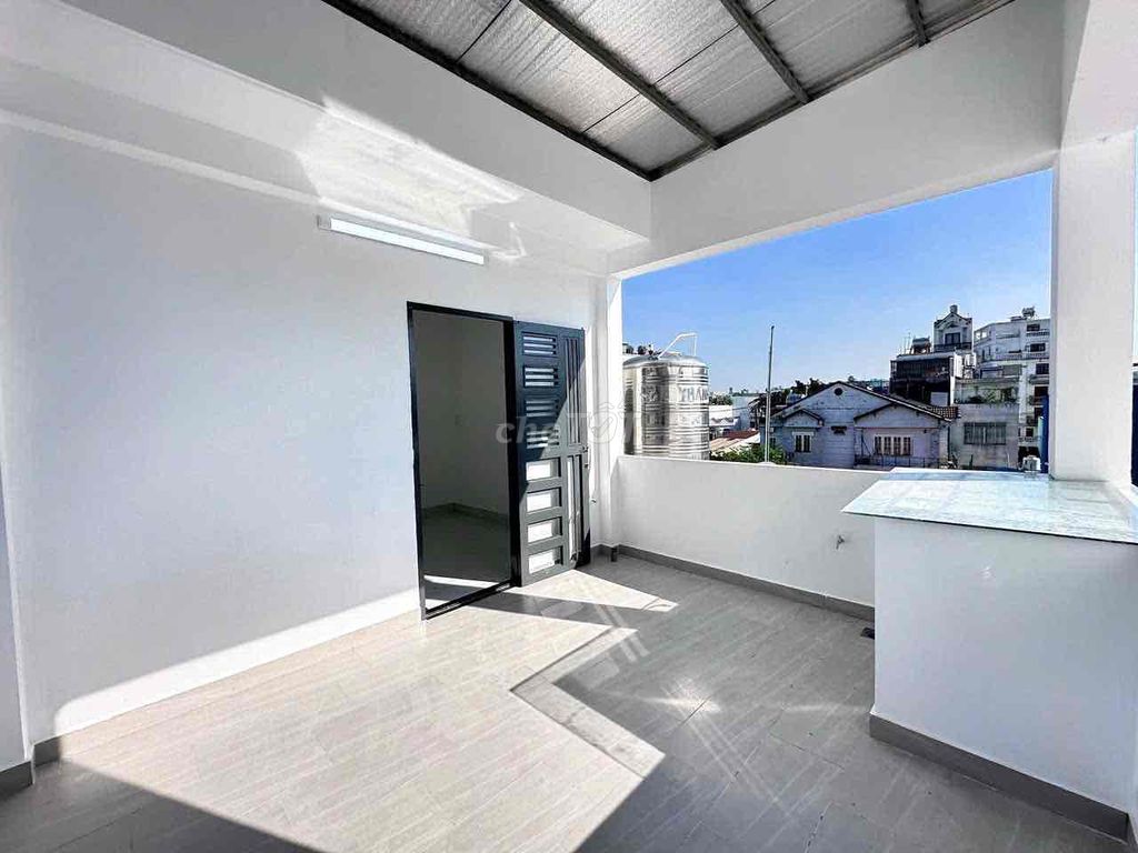 3 floors, 4 bedrooms, 4 full interior toilets