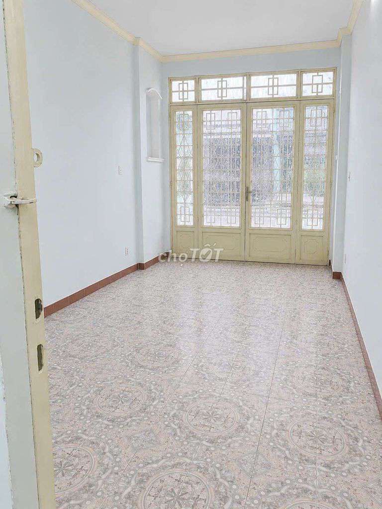 Renting Bà Hạt Front, District 10, 21 million a month. First year, KAOS was free.