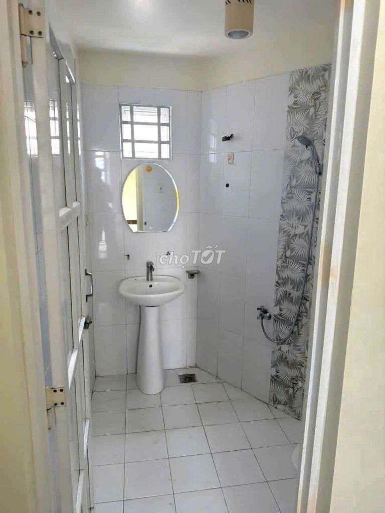 Renting Bà Hạt Front, District 10, 21 million a month. First year, KAOS was free.