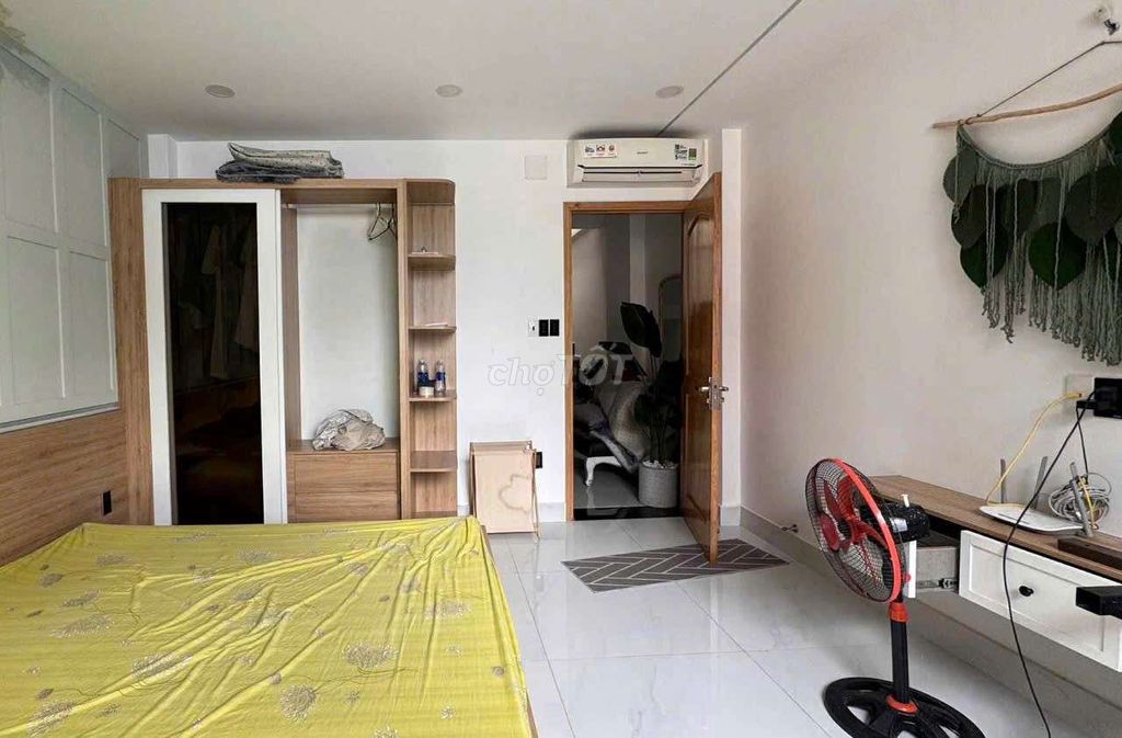 clean new houses full of furniture