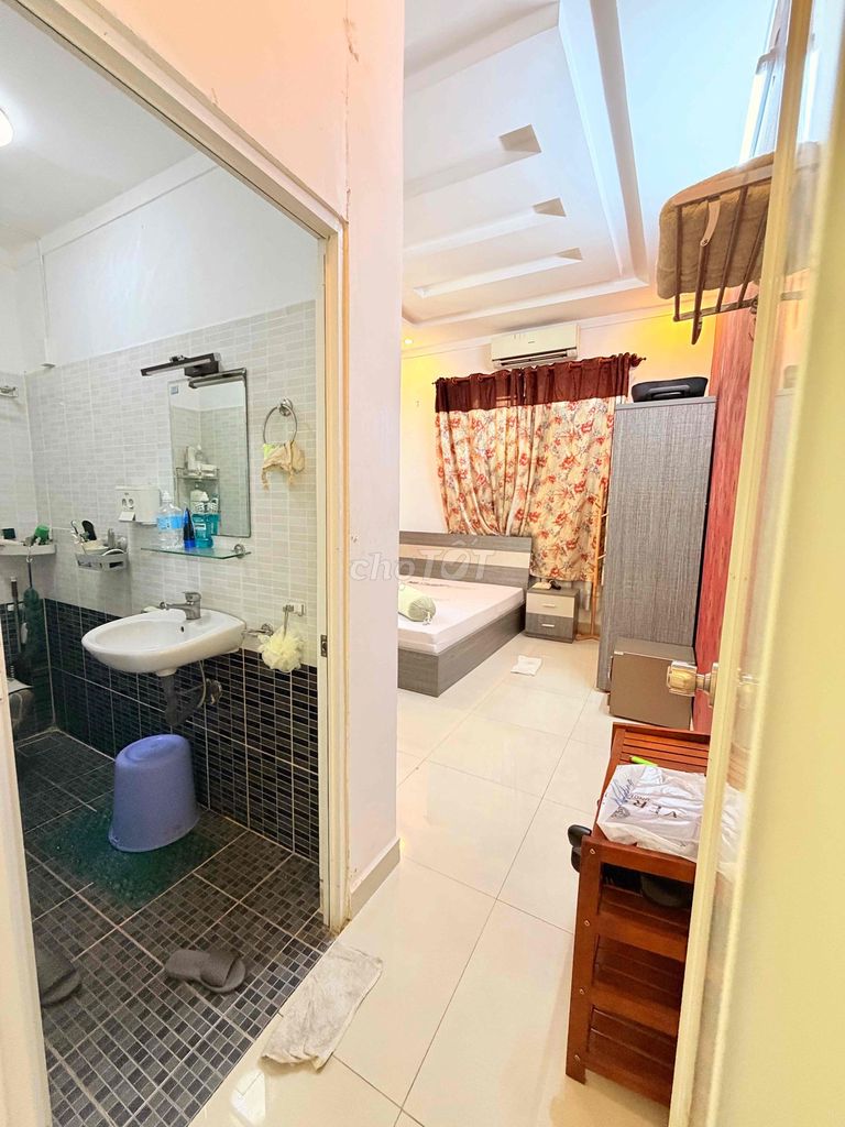 Rent Thạnh Lộc area 12 x 18 meters car yard 4 bedroom 5 toilets