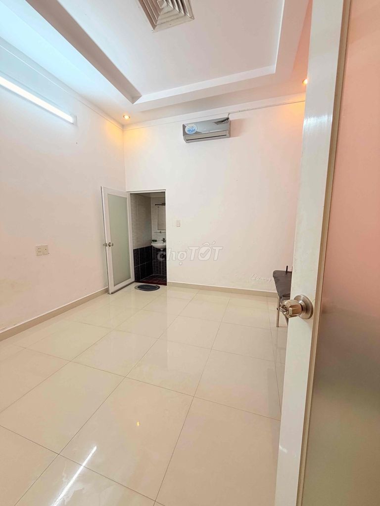 Rent Thạnh Lộc area 12 x 18 meters car yard 4 bedroom 5 toilets