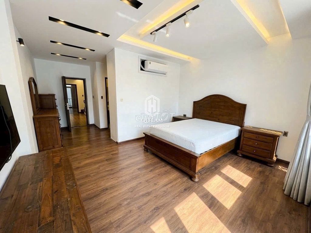 Rent a nice house near the airport full of luxury furniture, new home
