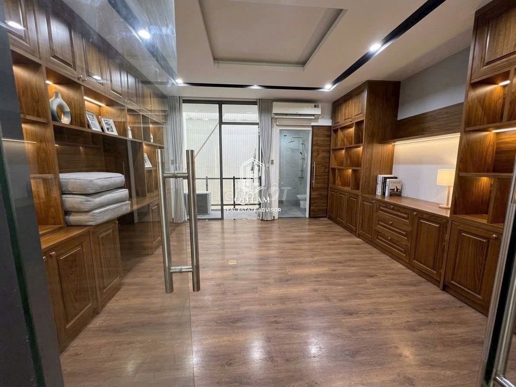 Rent a nice house near the airport full of luxury furniture, new home