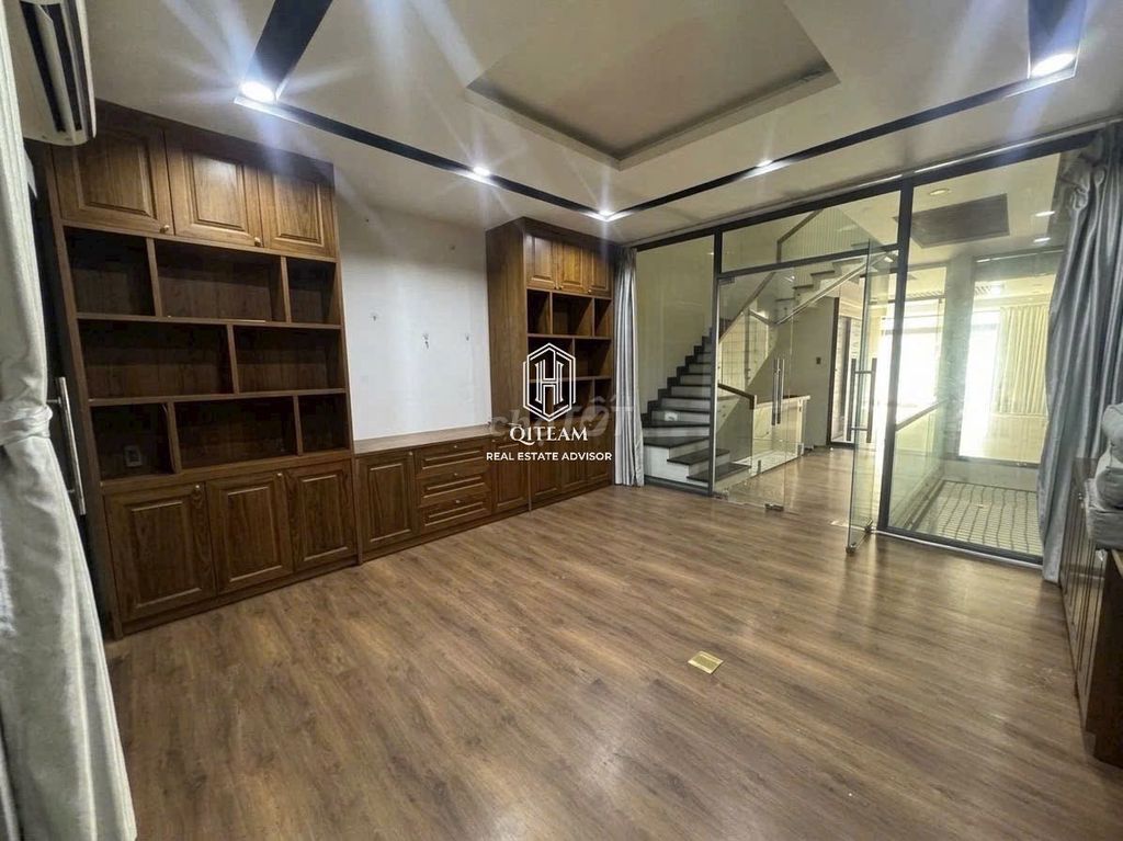 Rent a nice house near the airport full of luxury furniture, new home