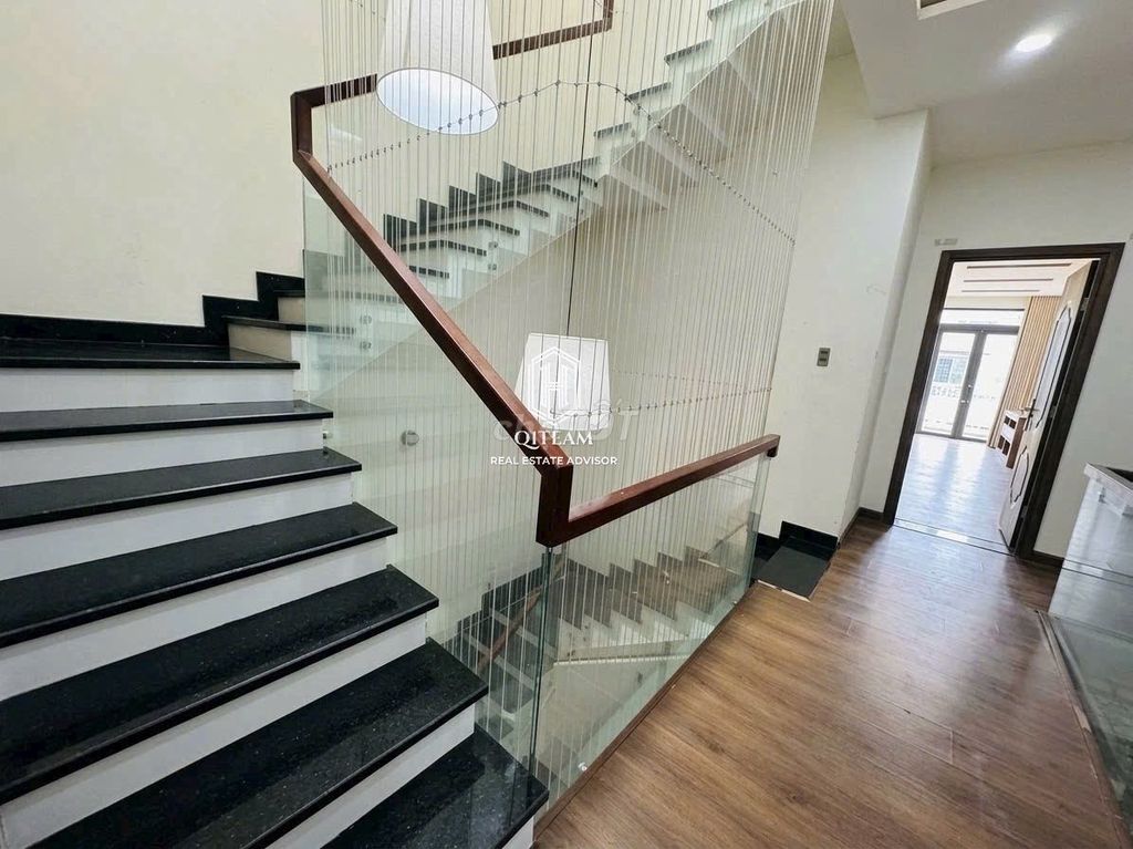 Rent a nice house near the airport full of luxury furniture, new home