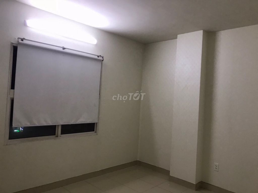 It's the owner who rents his own sandbag apartment - 100 M2 3 bedrooms/2 toilets.