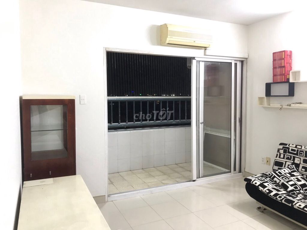 It's the owner who rents his own sandbag apartment - 100 M2 3 bedrooms/2 toilets.