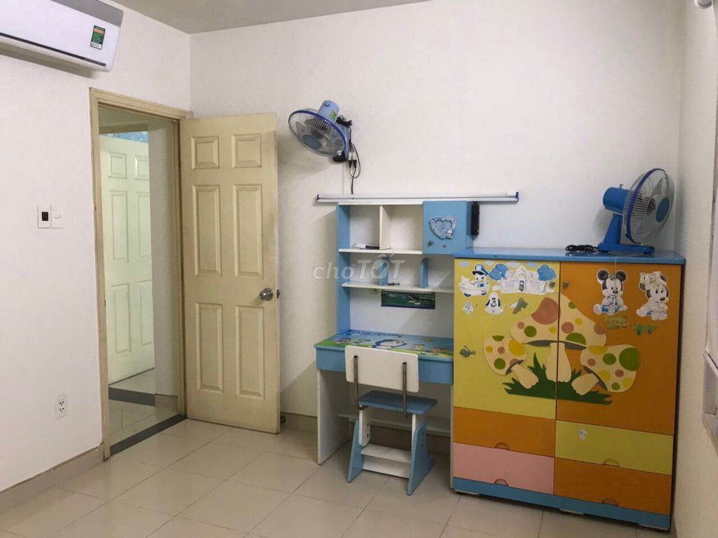 It's the owner who rents his own sandbag apartment - 100 M2 3 bedrooms/2 toilets.