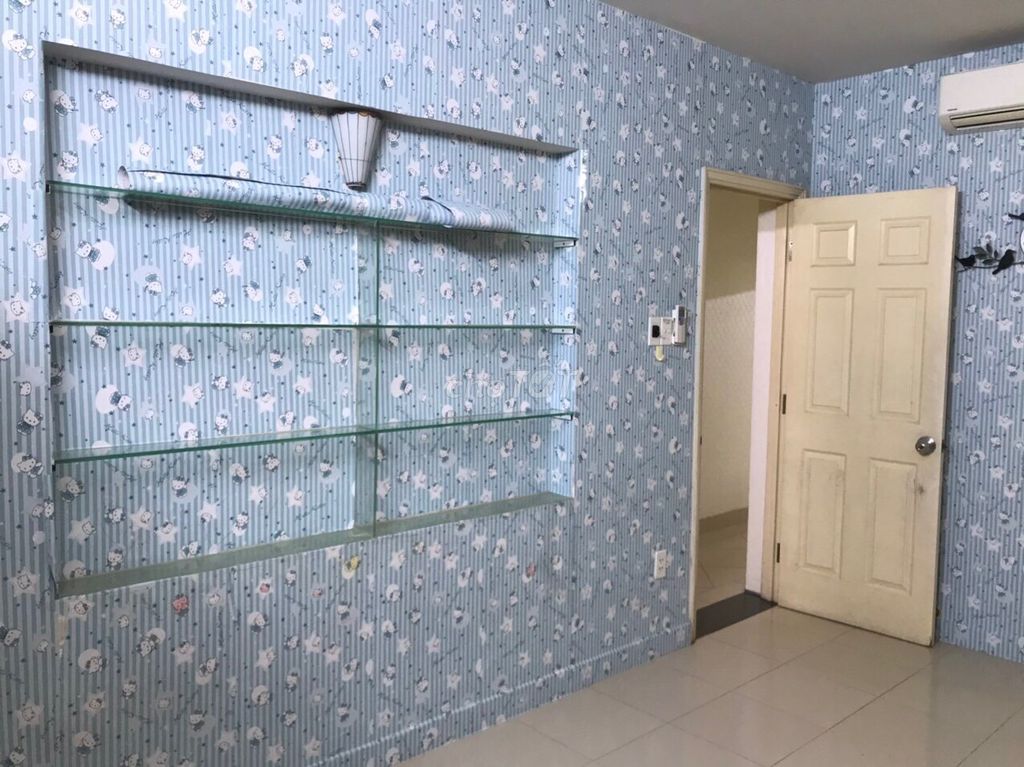 It's the owner who rents his own sandbag apartment - 100 M2 3 bedrooms/2 toilets.