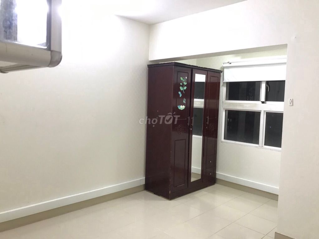 It's the owner who rents his own sandbag apartment - 100 M2 3 bedrooms/2 toilets.