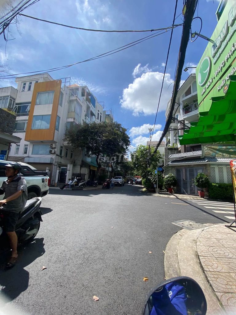 Renthouse 5.3 x17 meters. 4Nguyễn Thái Học.gt:13 million.