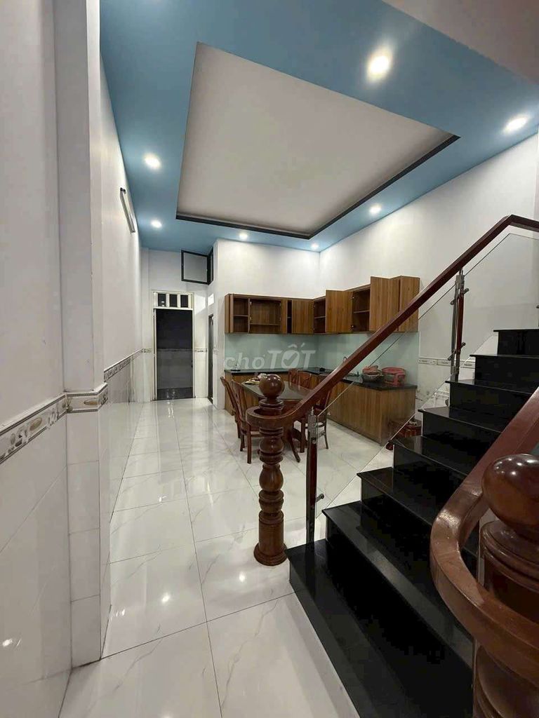Close to the station, ground, two stories, three bedrooms, four toilets, roofs, alleys.