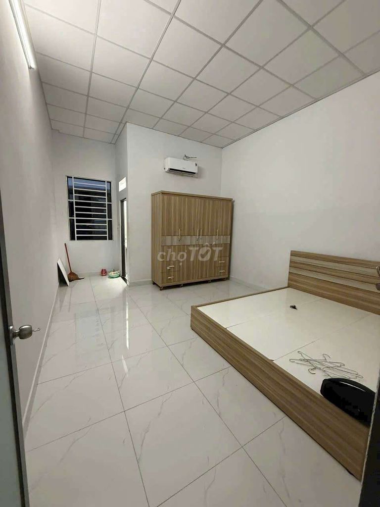 Close to the station, ground, two stories, three bedrooms, four toilets, roofs, alleys.