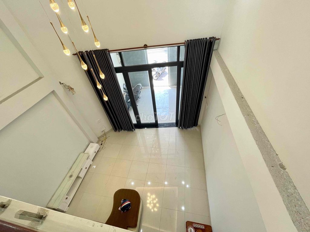 Tùng Thiện Vương front house has air conditioning. Five bedrooms.