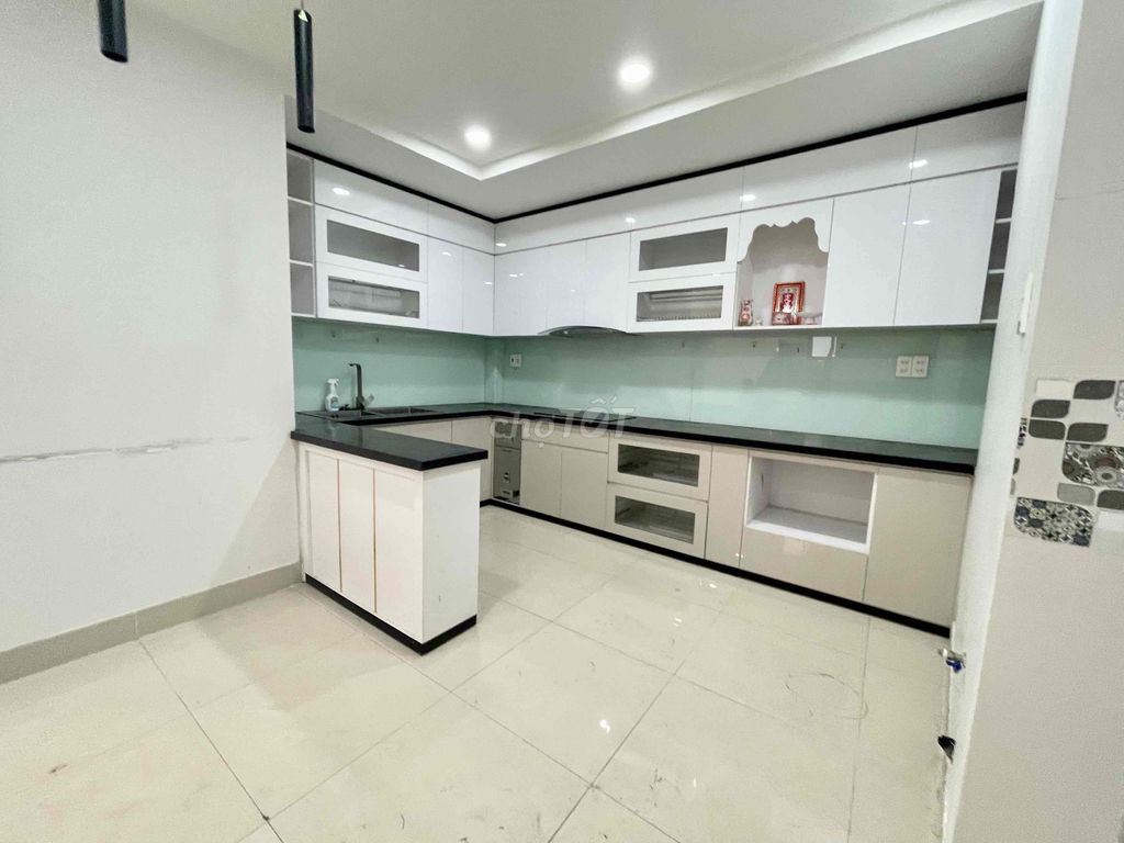 Tùng Thiện Vương front house has air conditioning. Five bedrooms.