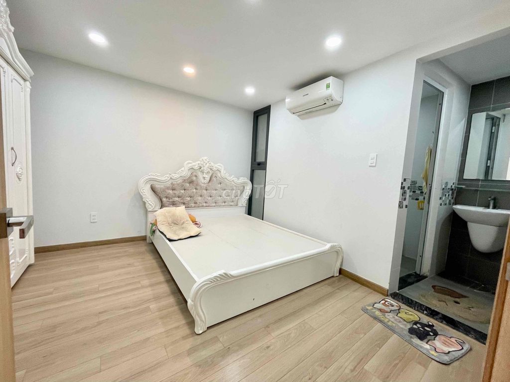 Tùng Thiện Vương front house has air conditioning. Five bedrooms.