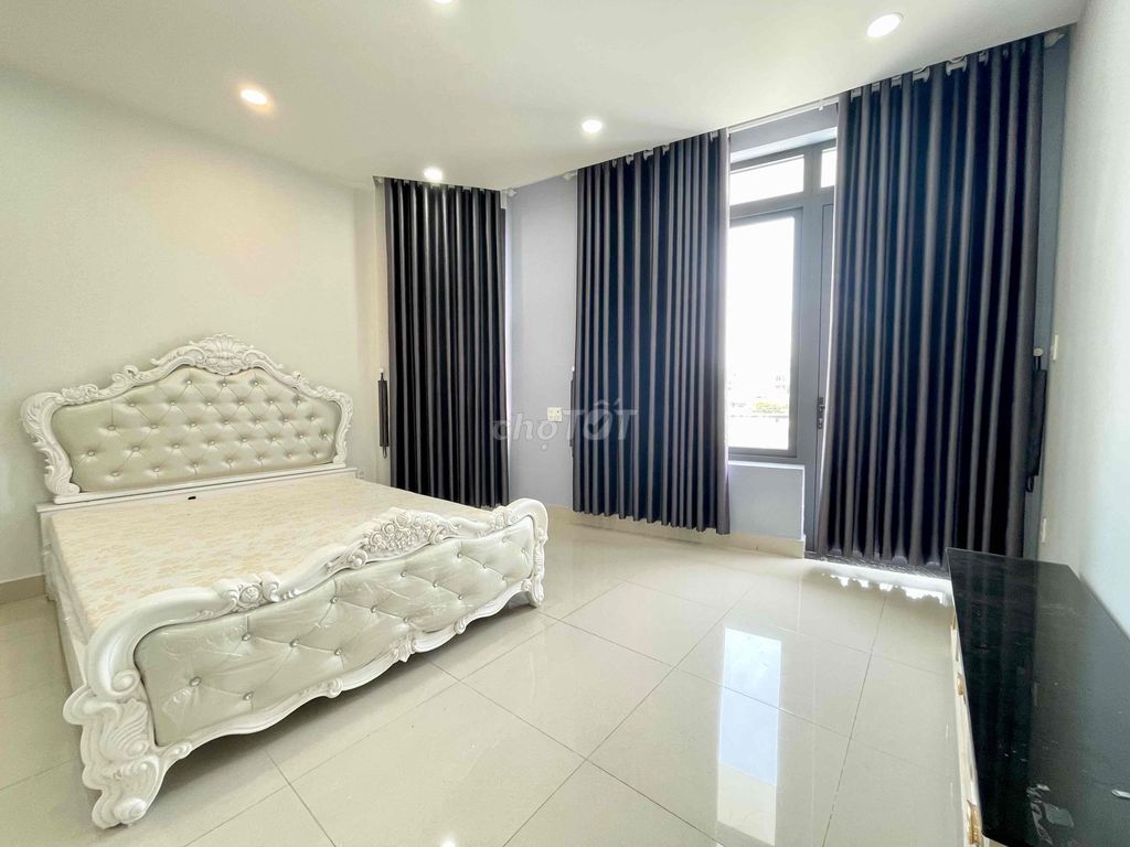 Tùng Thiện Vương front house has air conditioning. Five bedrooms.