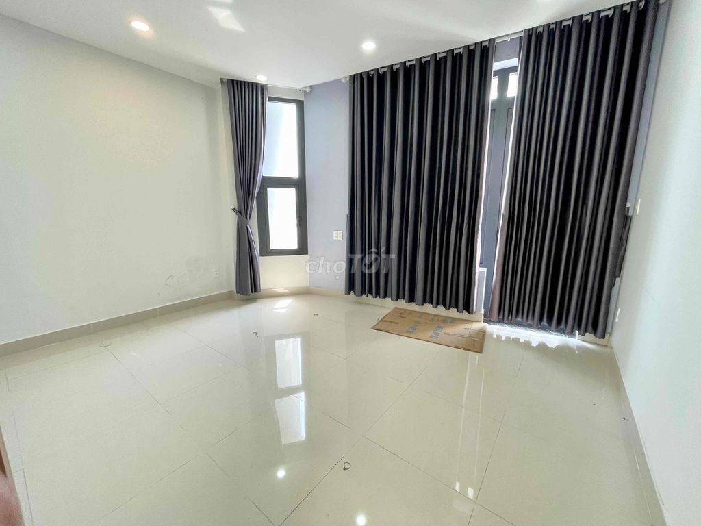 Tùng Thiện Vương front house has air conditioning. Five bedrooms.